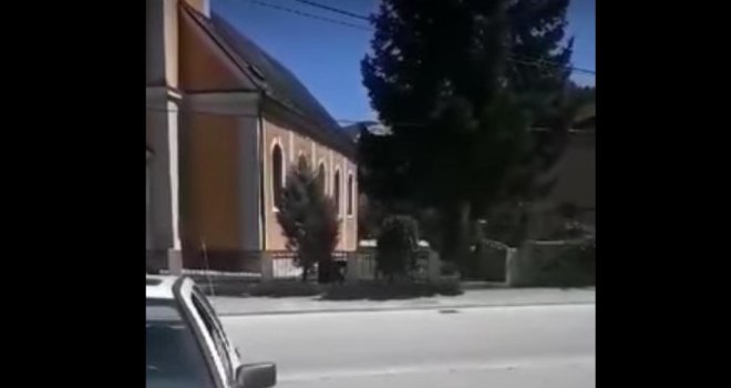 Arapi u Lepenici klanjali u dvorištu crkve, ekipa preko puta u čudu sve posmatrala i snimala