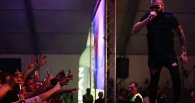 Jala Brat na koncertu u Zagrebu gurnuo ženu kako bi došao među euforičnu publiku