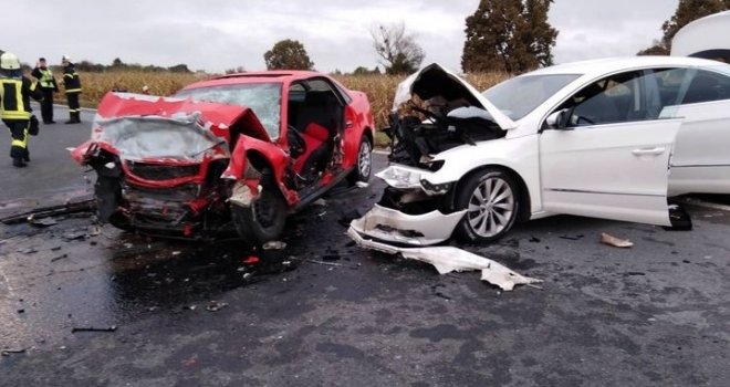 Prizori užasa na cesti: Dvoje mladih poginulo vraćajući se iz provoda, teško povrijeđena četveročlana porodica