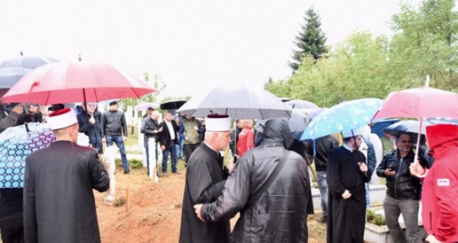 Tuga na mezarju u Tarčinu: Klanjana dženaza Senadi Serdarević, Adni Divović i njenoj četveromjesečnoj bebi Emanu