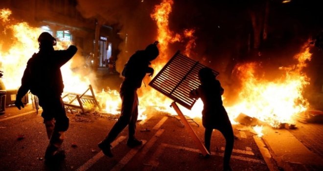 Katalonija u plamenu: Veliki sukobi s policijom, puno povrijeđenih, specijalce zasuli bocama i bengalkama