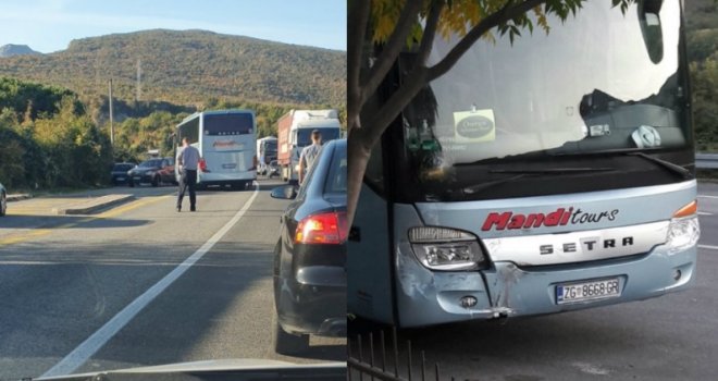 Jedna osoba povrijeđena u sudaru autobusa i automobila