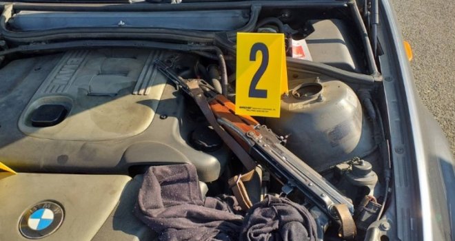 Kod vozačice iz BiH ispod haube BMW-a pronađena automatska puška s municijom