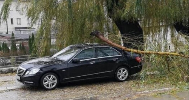 Olujno nevrijeme u HBŽ-u lomilo grane, prevrnulo kamion, oštetilo nekoliko vozila...
