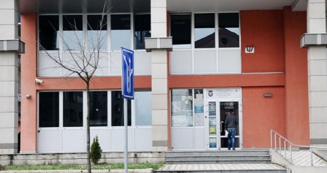 Vrijeđao sve prisutne pa glavom udario radnika Centra za socijalni rad 