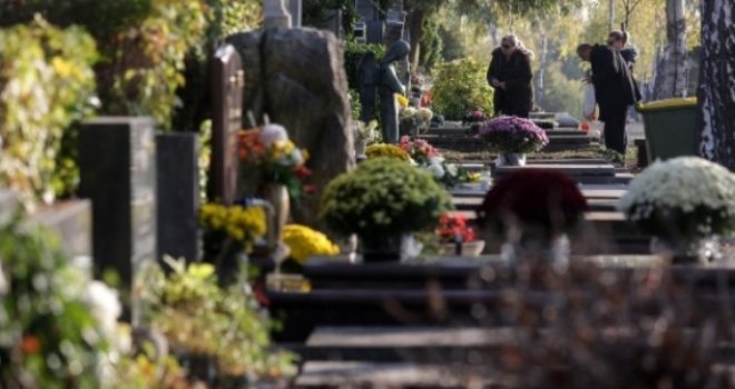 Horor na groblju, porodica u šoku: Kada su bacili zemlju, majka je ispala iz kovčega. Blatnjava i mokra ležala je na cesti