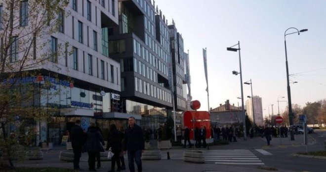 Evakuisan tržni centar Importanne u Sarajevu