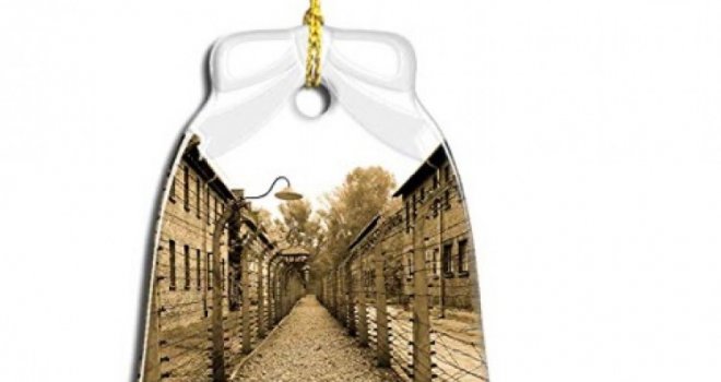 Amazon povukao bizarne božićne ukrase sa slikama Auschwitza