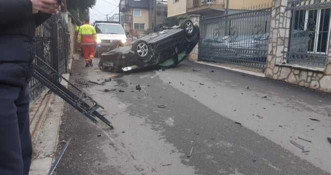 Teška nesreća u Sarajevu: Jedno vozilo završilo na krovu, drugom otpao točak