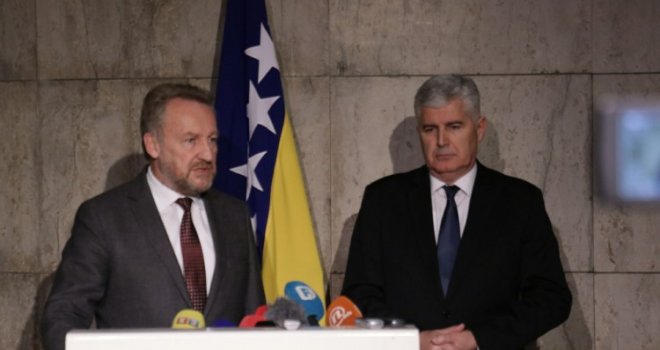 Kasni večernji sastanak u Sarajevu: Izetbegović i Čović u rezidenciji ambasadora SAD-a, stigao i  Johann Sattler