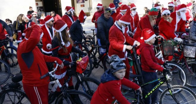 U Mostaru održana biciklijada Djeda Mrazova: Dijelili slatkiše i razveselili najmlađe