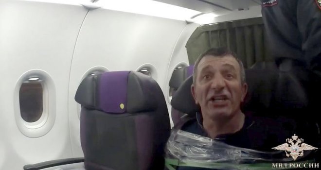 Drama na letu: Pijanac izazvao haos, pogledajte kako su ga putnici obuzdali kad je krenuo prema pilotu