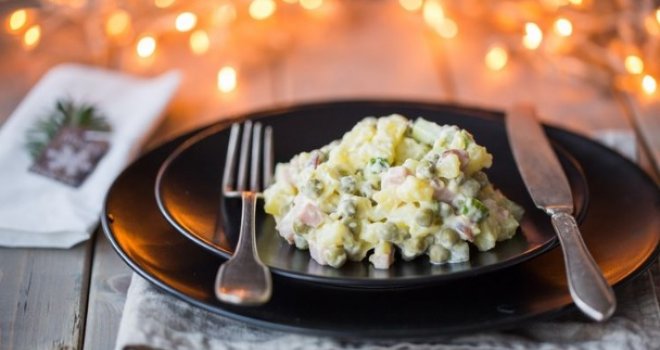 Nema novogodišnjih praznika bez kremaste miljenice stolova: Recept za slasnu francusku salatu