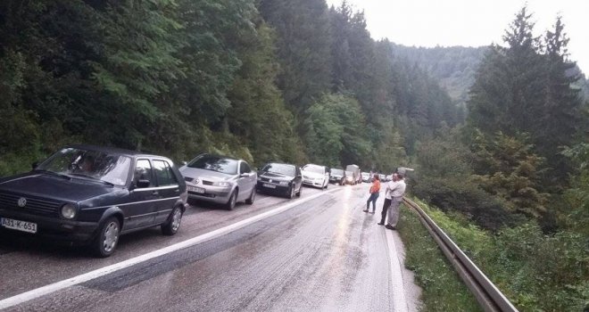 Zbog udesa obustavljen saobraćaj na magistralnom putu Olovo-Srednje