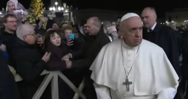 Incident u Vatikanu: Papa Franjo se jako uznemirio, žena ga uhvatila za ruku pa privukla sebi...   