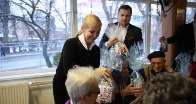 Abdulah Skaka i Sebija Izetbegović skupa proslavili Novu godinu: Štićenicima Gerontološkog centra donijeli poklone