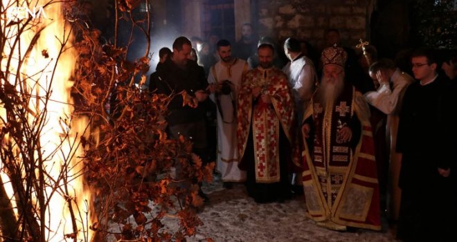 Vjernici zapalili badnjak ispred Stare pravoslavne crkve u Sarajevu 