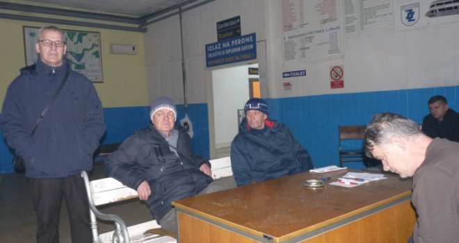 Sve je u rukama gradonačelnika Kasumuvića: Zamrznut štrajk glađu radnika Zenicatransa, Autobuska stanica ostaje u blokadi