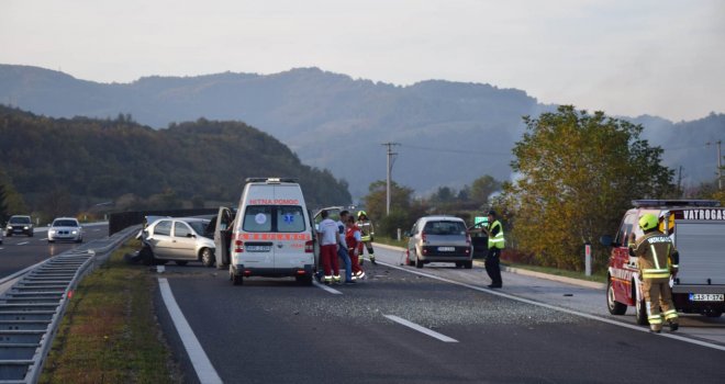 Teška nesreća nadomak Sarajeva: Jedna osoba teže povrijeđena, obustavljen saobraćaj