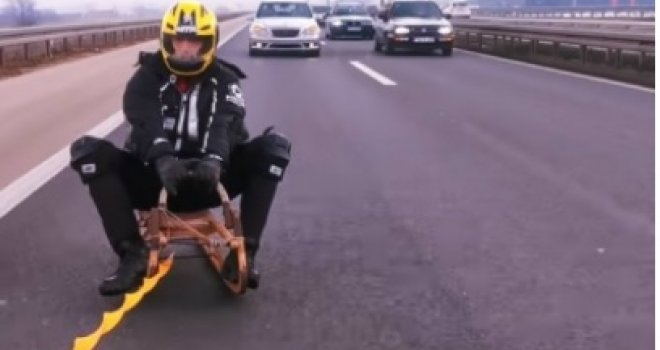 Autoputem se vozili na sankama: 'Jutjuberu' i njegovim prijateljima policija oduzela vozila