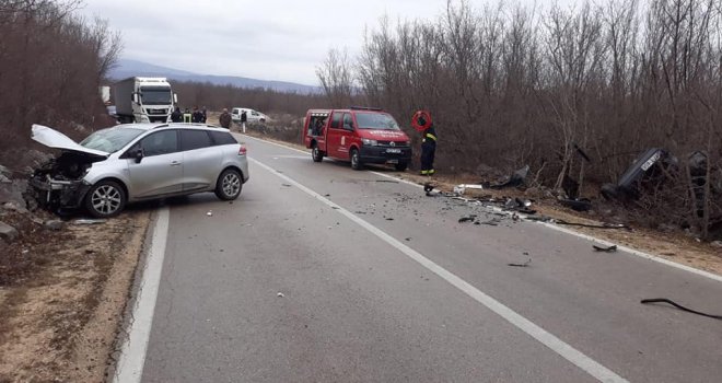 Sudar dva automobila i kamiona: Teška nesreća u Grudama, vatrogasci izvlačili ljude iz vozila