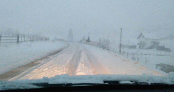 U BiH stigao snijeg praćen olujom i orkanskim udarima vjetra: Vozači, bolje izbjegavajte ove puteve