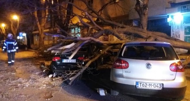 Bura napravila haos u Mostaru: Padale fasade, dimnjaci, stabla, vatrogasci na terenu cijelu noć