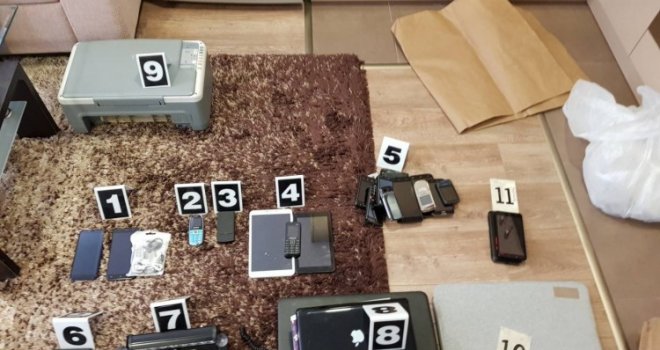 Četvero uhapšenih zbog prevara: Oduzeta vozila, elektronski uređaji, policijski blinkeri...