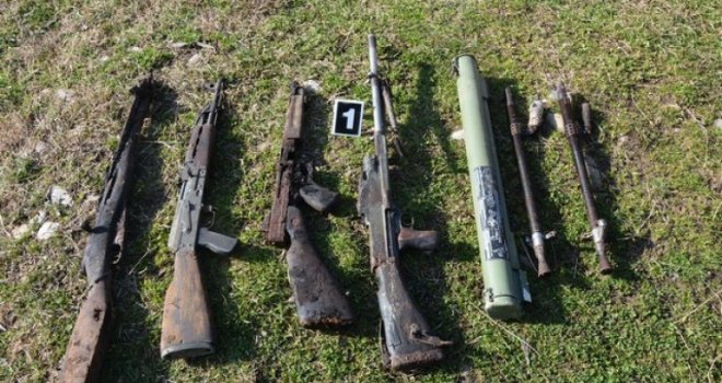 Tokom pretresa u Doboju oduzete puške, puškomitraljez i zolja