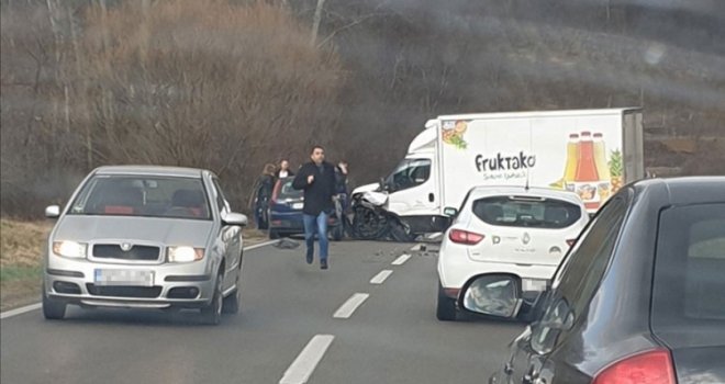 Teško povrijeđeno dijete u sudaru kamiona i automobila