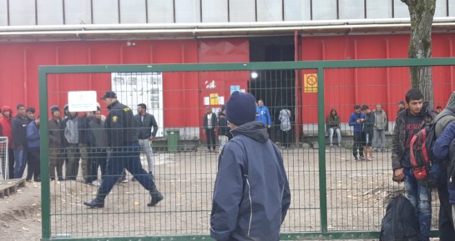 Grupa migranata pokušala nasilno ući u privremeni Prihvatni kamp 'Bira'