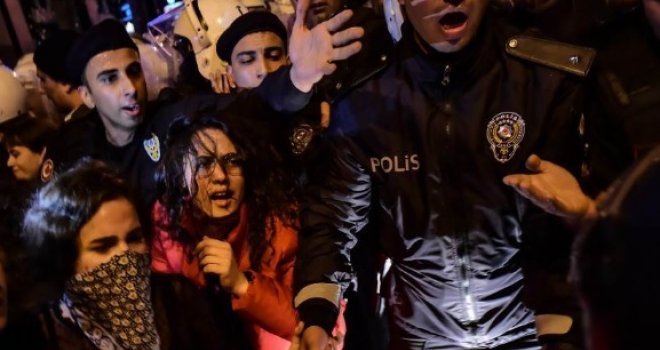 Haos u Istanbulu: Turska policija formirala kordon pa bacili suzavac na žene 