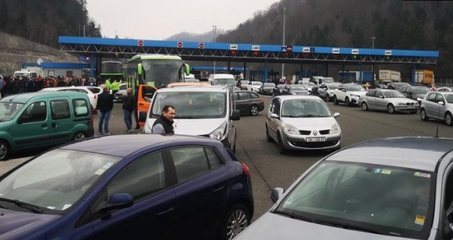 Potpuni haos u susjedstvu, najavljuju se gužve i na bh. granici: 'Čekam cijelu noć! Noge me više ne drže, leđa bole...'