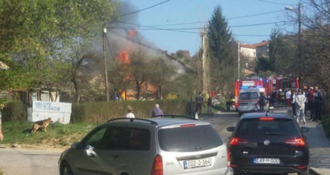 Požar u Švrakinom Selu: Gori porodična kuća