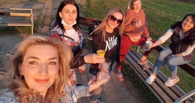 Briga nju za muževu uredbu: Dok su drugi 'pod ključem', supruga Igora Radojičića 'škljoca' selfie sa banjalučkog izletišta