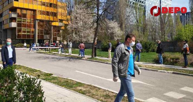 Svi pohrlili u banke i da plate račune za struju, red se otegao do Vilsa... Čeka li nas ovakva budućnost?!