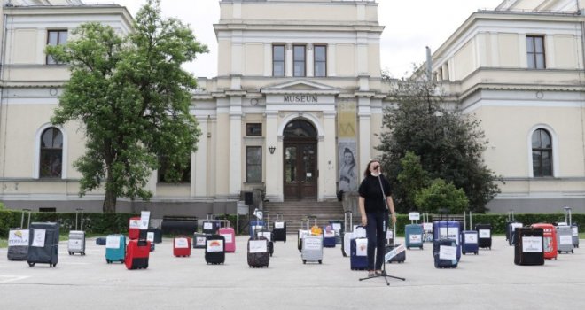 Prazni autobusi vozili kroz Sarajevo u znak podrške turističkoj privredi, Bibanović: Nismo zadovoljni odnosom države