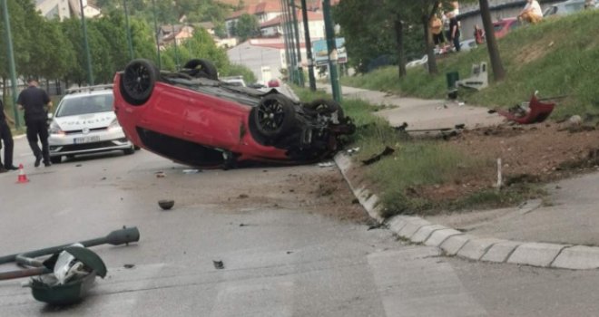 Teška nesreća na Alipašinom Polju: Građani izvlačili vozača iz prevrnutog automobila