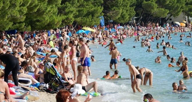 'Stigli paradajz turisti': Prizor sa plaže podijelio ljude... Jesu li ovo stranci ili 'domaći' gosti iz komšiluka?! 