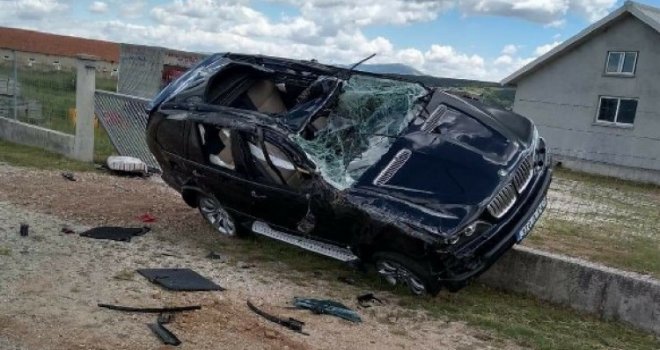 U sudaru s kamionom teže stradao vozač BMW-a