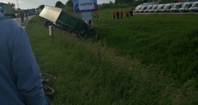 Još jedna stravična nesreća na bh. cestama: Sudarila se dva vozila i kamion, troje mrtvih! 