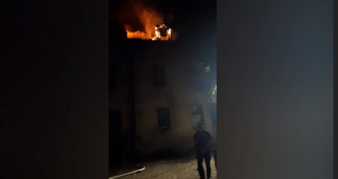 Filmska akcija spašavanja: Očajni otac s krova zgrade u plamenu bacio dijete, policajci ga uhvatili u deku