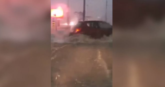 Ogromna količina padavina sručila se na Beograd, voda do struka: Auti i ljudi bukvalno plivali po ulicama...