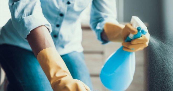 Trik za čišćenje tepiha obišao internet: Gel za dezinfekciju ruku ‘otkriće‘ je kad su u pitanju mrlje od boje, pogledajte kako ih ukloniti