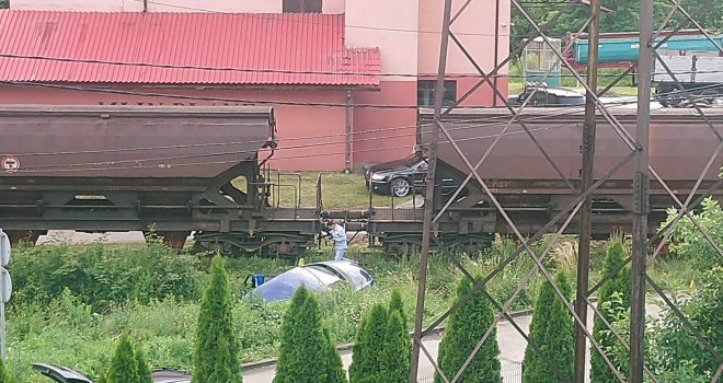 Nesreća u Tuzla: U sudaru voza i automobila povrijeđena jedna osoba, prevezena na UKC