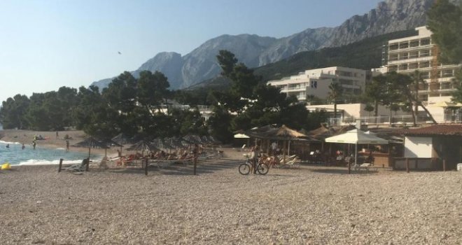 Sunce prži, more hladi, temperature preko 30, ali... Makarska zjapi potpuno prazna
