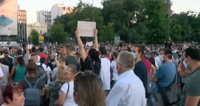 Novi protesti širom Srbije: Hiljade demonstranata na ulicama, u Beogradu prva hapšenja