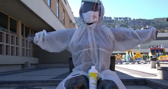 Simbol Sarajeva 'Teta razapeta' u COVID-19 ruhu
