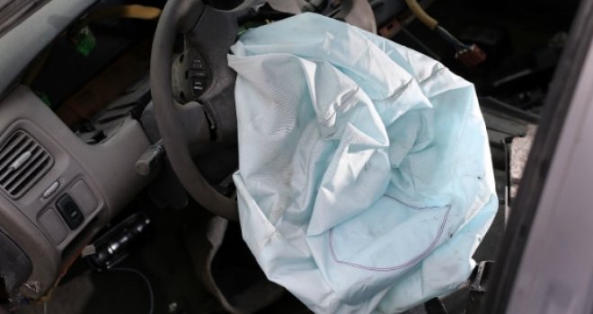 Muškarac iz Doboja u komi nakon što se na parkiranom vozilu aktivirao vazdušni jastuk