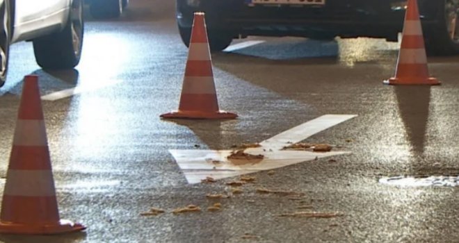 Prikolica sa kamiona se otkačila i udarila o auto: U saobraćajnoj nesreći poginula jedna osoba, druga povrijeđena